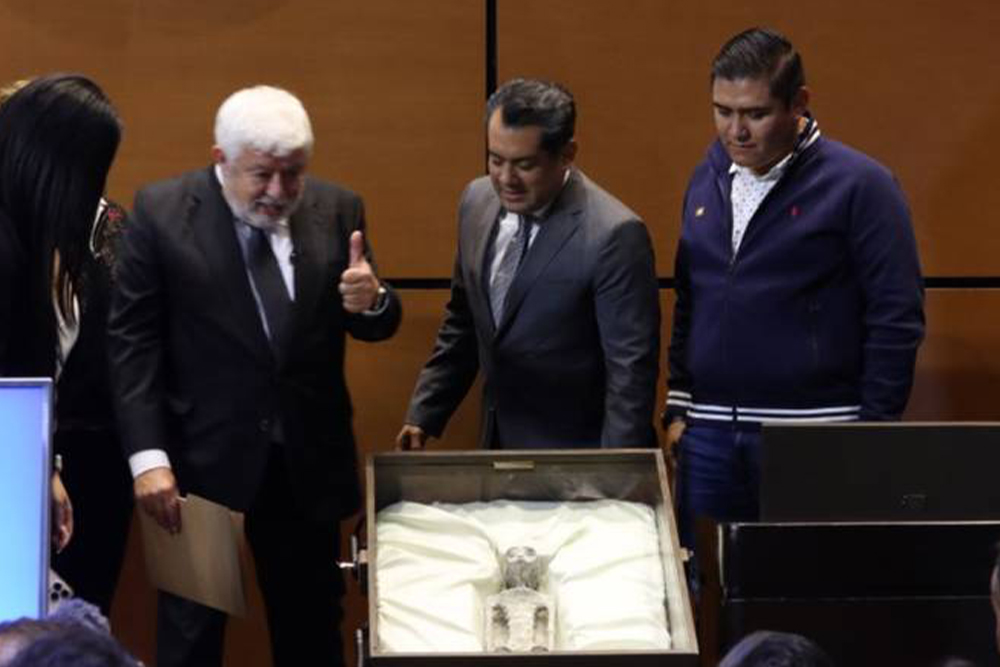 Jaime Maussan presenta «Seres no humanos» momificados en Cámara de Diputados.